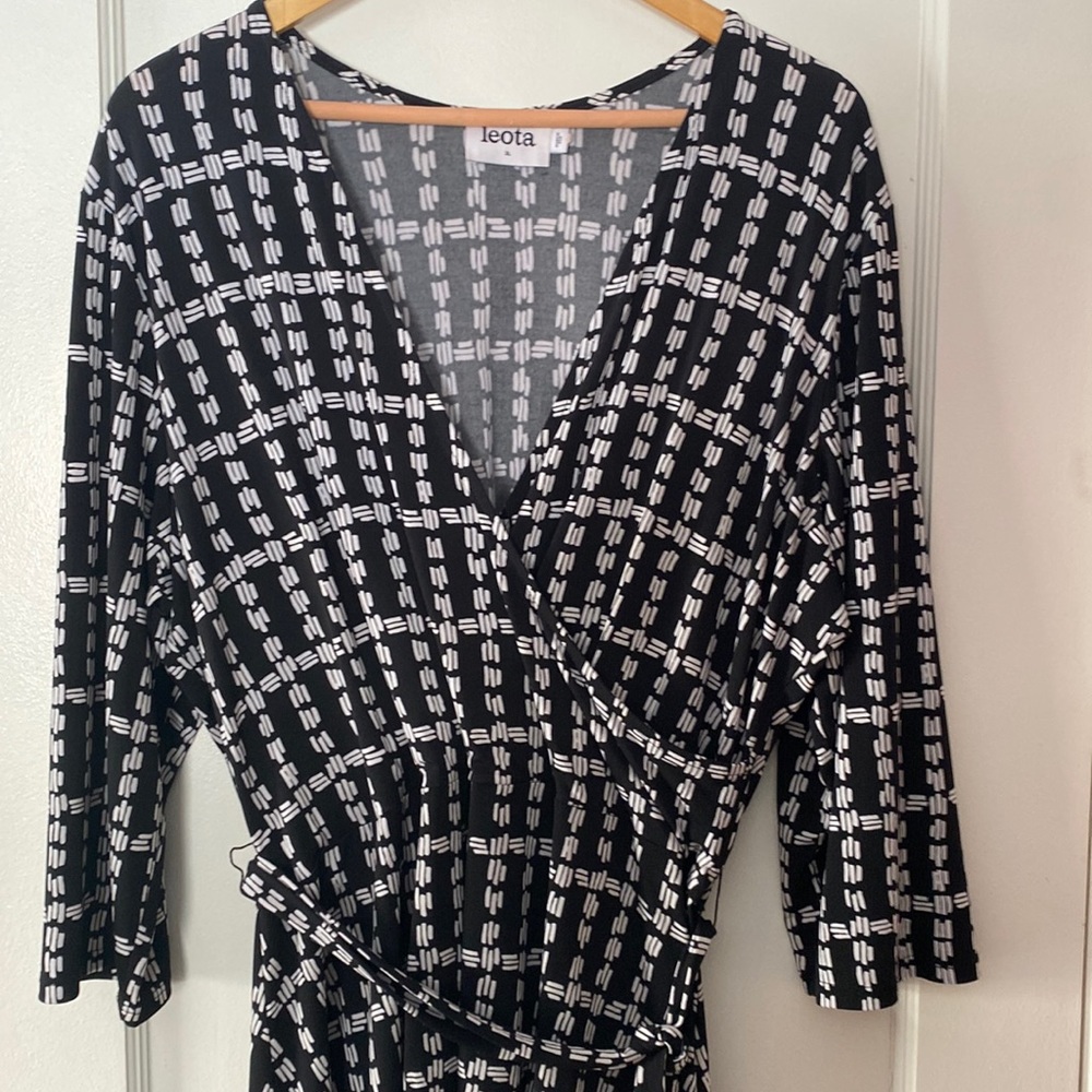 Black and white faux wrap dress with tie! 3/4 length sleeves. Classic!